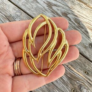 Vintage Jewelry Gold Tone Fire Brooch pin